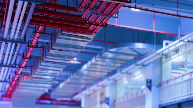 impianto industriale con tubi e macchinari elettrici.